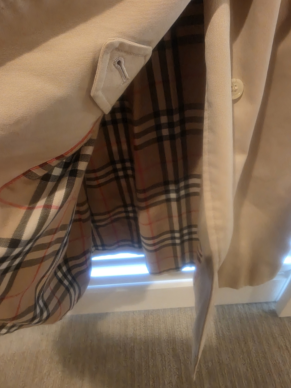 Burberry Classic Beige Double-Breasted Trench Coat with Belt - Picture 4 of 9